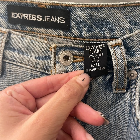 Express vintage light wash low rise flared jeans size 5/6 Long - Picture 8 of 10